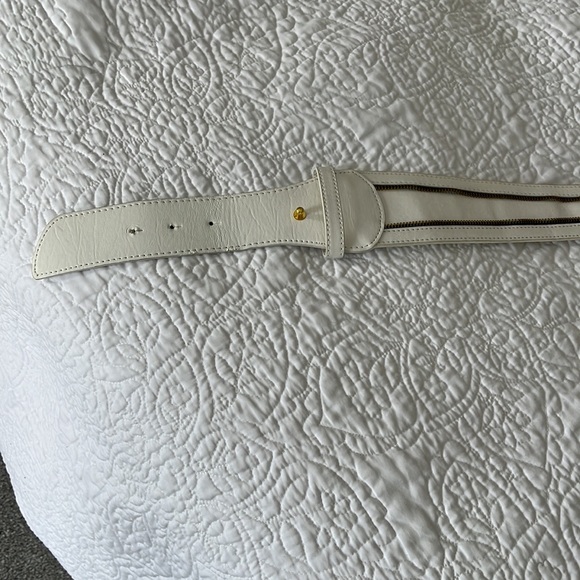 A gorgeous white belt for gorgeous ladies 🐬 - Picture 7 of 9
